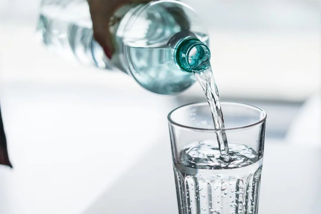 白开水放凉后堪比慢性毒药？常喝65℃的水会致癌？答案来了